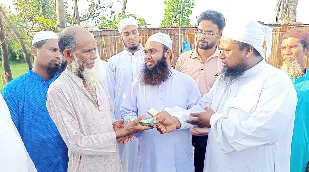 অগ্নিকাণ্ডে সর্বস্ব হারানো পরিবারকে সহায়তা করলেন খেলাফত মজলিস প্রার্থী মাওলানা মিজানুর রহমান
