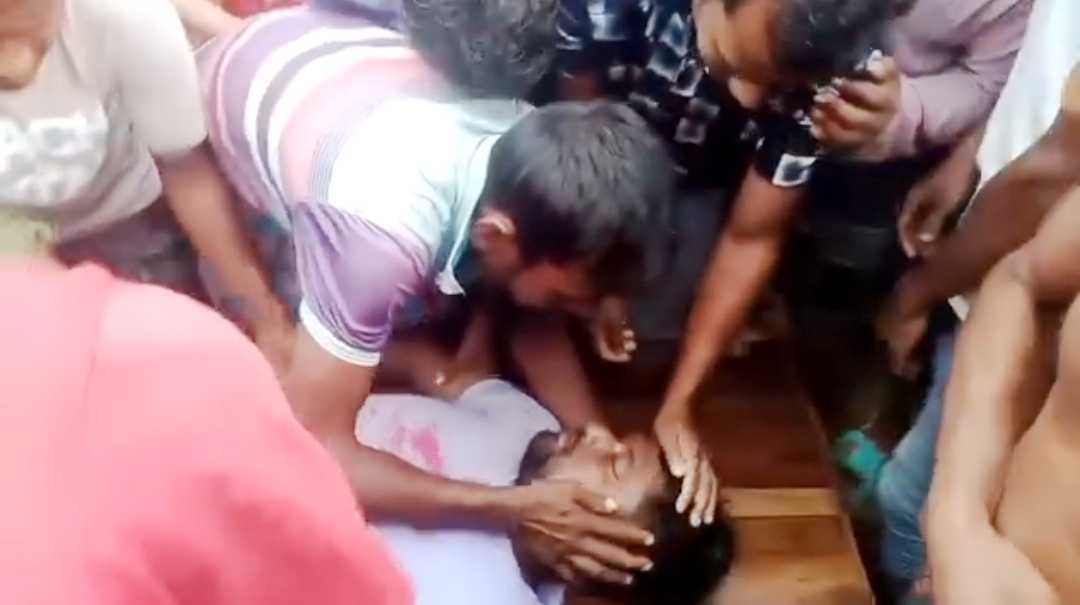 ঝড়ে গাছ উপড়ে পড়ে প্রাণ গেল যুবকের, বজ্রপাতে আহত চাচা-ভাতিজা