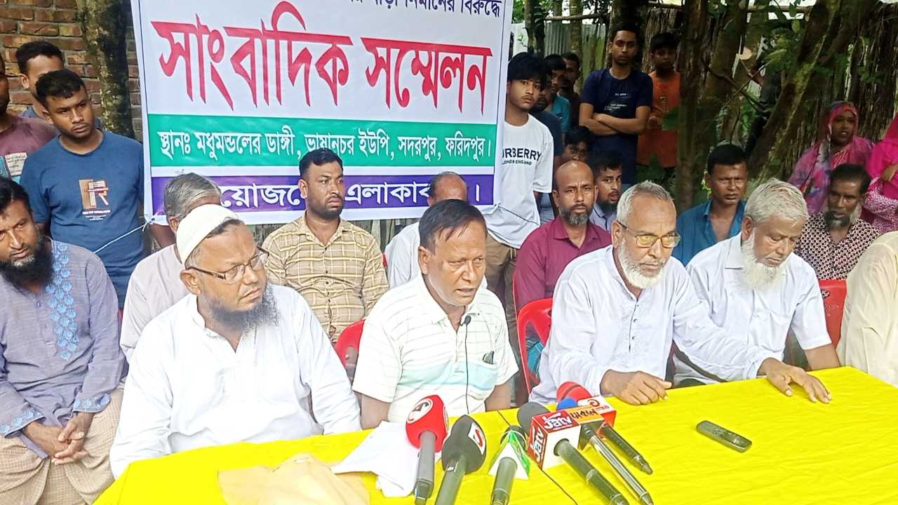 সদরপুরে ইউএনও’র বিরুদ্ধে অপপ্রচার হাসান প্রামাণিকের,  অবৈধভাবে জমি দখল ও ঘরবাড়ি নির্মানের অভিযোগে সাবেক মেম্বারের সংবাদ সম্মেলন।