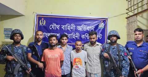 দিঘলিয়ায় যৌথ বাহিনীর অভিযানে ২ ডাকাত ও ২ সন্ত্রাসী আটক।