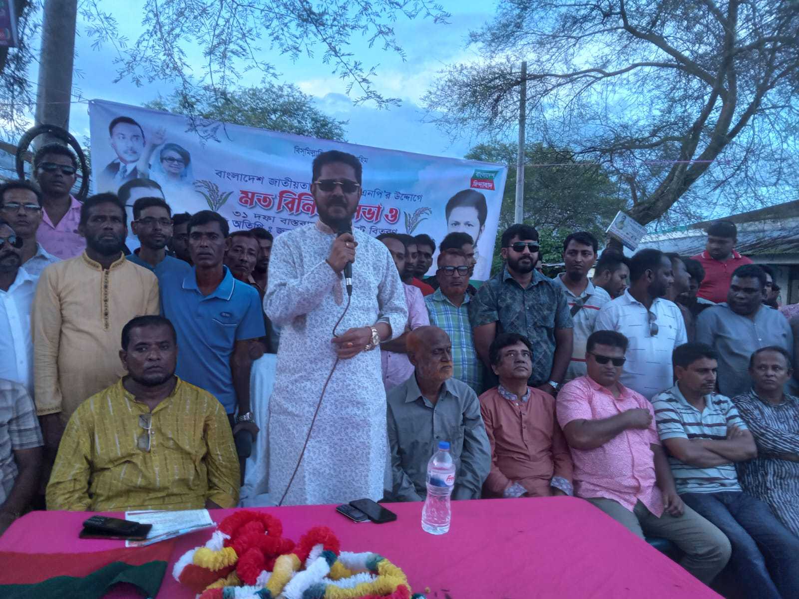 বটিয়াঘাটা সুরখালী ইউনিয়নে মতবিনিময় সভা ও লিফলেট বিতরণে আমির এজাজ খান