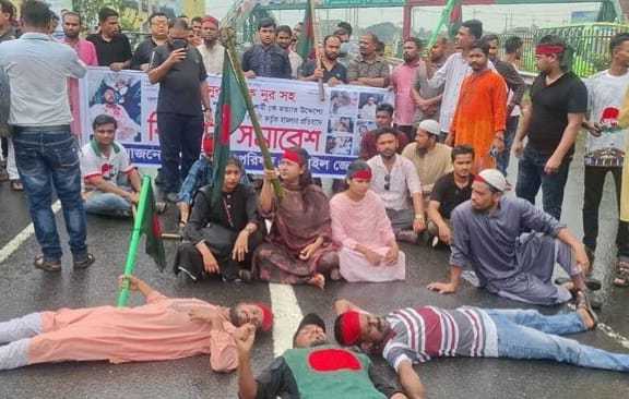 নুরের ওপর হামলার প্রতিবাদে ঢাকা-টাঙ্গাইল মহাসড়ক অবরোধ