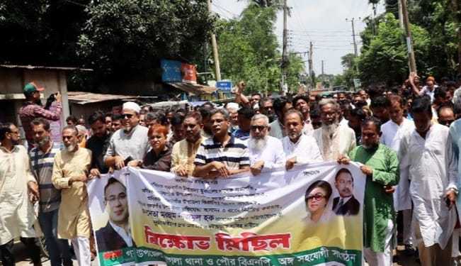 গফরগাঁওয়ে বিএনপি নেতা মুক্তিযোদ্ধা নাজমুল হকের বাড়ি পুড়িয়ে দেওয়ার প্রতিবাদে বিক্ষোভ মিছিল ও সমাবেশ