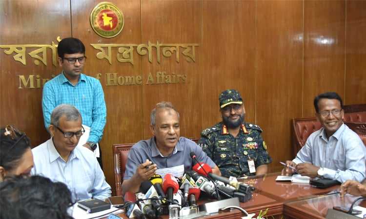 আগ্নেয়াস্ত্র উদ্ধারে শিগগিরই পুরস্কার ঘোষণা: স্বরাষ্ট্র উপদেষ্টা