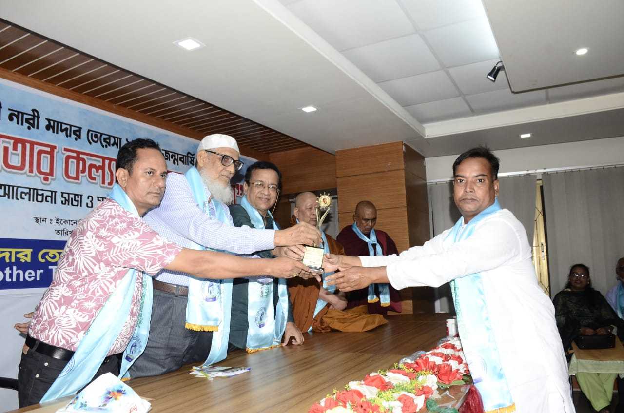 মাদার তেরেসা গোল্ডেন অ্যাওয়ার্ড পেলেন বিএনপি নেতা অকুল চৌধুরী