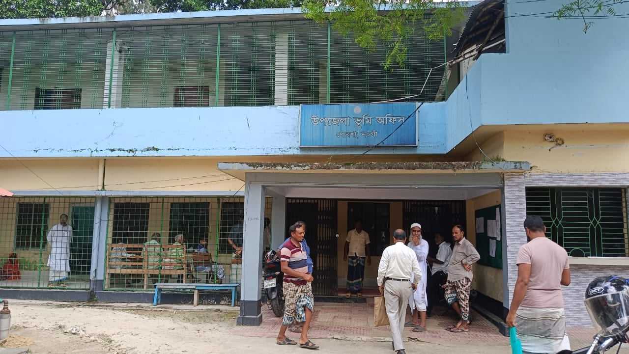 পোরশা উপজেলা ভূমি অফিসের কার্যক্রমে এসেছে গতি, জনমনে স্বস্তি