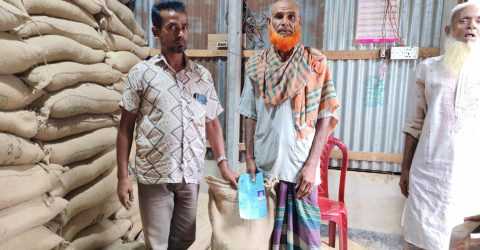 সন্ধানপুরে হতদরিদ্রের মাঝে খাদ্যবান্ধব কর্মসূচির চাল বিতরণ