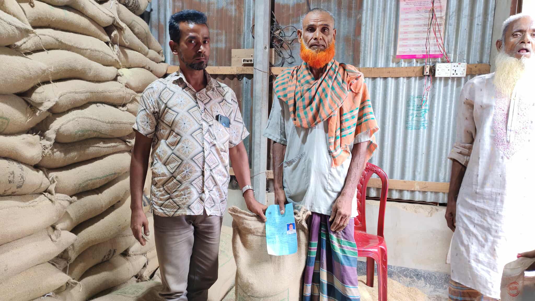 সন্ধানপুরে হতদরিদ্রের মাঝে খাদ্যবান্ধব কর্মসূচির চাল বিতরণ